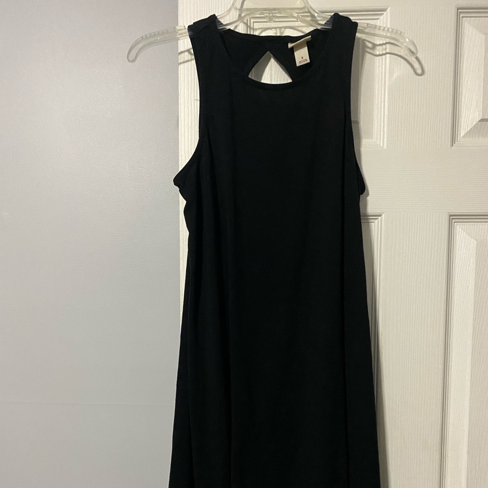 Black sleeveless dress